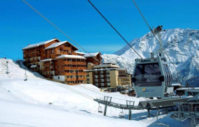 Appartement 6 places aux pieds des pistes avec piscine, wifi et parking privé, salle de bain refaite à neuf